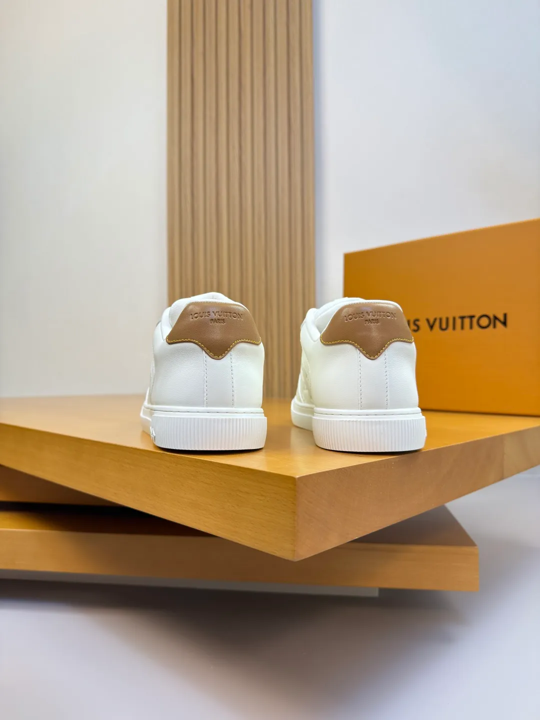 [L Home] Top P: 740💰 Size: 39-44 (customized for 38.45) 2026🆕 Lv new men's high-end original casual sports sneakers Upper: 🔝Nappa calfskin. Air-pressured brand totem, toe box, heel. Air-pressured brand logo, tongue. Sewn brand plastic module Lining: Brand canvas Outsole: Ultra-light TPR rubber; Molded outsole Super high quality control and fine workmanship.